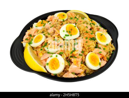 Lachskedgeree-Mahlzeit mit Flockenlachs und würzigem Reis mit einem Geschmack nach einem scharfen, kurvigen Aroma und gekochten Eiern, die traditionell zum Frühstück im Vereinigten Königreich gegessen werden Stockfoto