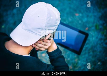Vignettierung Foto von Teenager mit Tablet-Computer im Freien Stockfoto