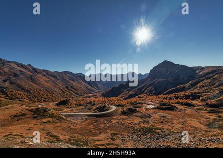 Blick vom Berninapass auf das Tal der Schweizer Alpen Stockfoto