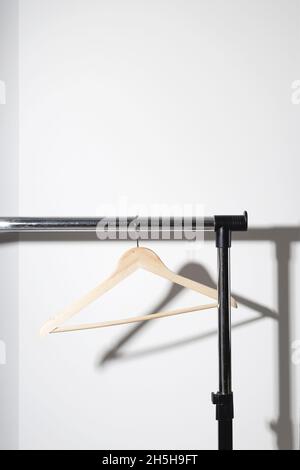 Leerer Kleiderbügel auf Uni. Bewusster Konsum Slow Fashion Konzept. Minimalistisch. Stockfoto