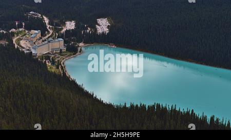 Luftaufnahme des östlichen Lake Louise mit türkisfarbenem Wasser umgeben von Wäldern im Banff National Park, Alberta, Kanada in den Rocky Mountains. Stockfoto
