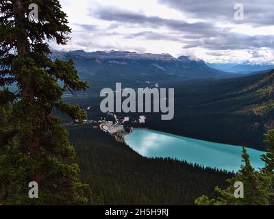 Luftpanorama auf Lake Louise mit berühmtem Hotel, Bow Valley und den zerklüfteten Rocky Mountains im Herbst im Banff National Park, Kanada. Stockfoto