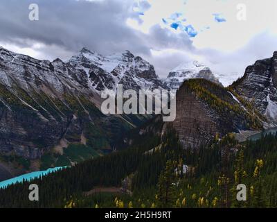 Panoramablick auf den westlichen Lake Louise, umgeben von zerklüfteten schneebedeckten Bergen, einschließlich Big Beehive im Herbst im Banff National Park, Kanada. Stockfoto