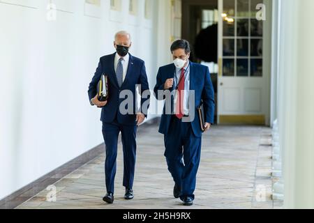 Präsident Joe Biden geht am Dienstag, den 24. August 2021, mit dem Stabschef Ron Klain entlang der Kolonnade des Weißen Hauses in den Situationsraum des Weißen Hauses. (Offizielles Foto des Weißen Hauses von Adam Schultz) Stockfoto