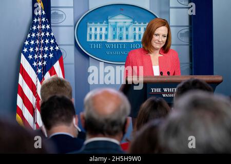 Jen Psaki, die Pressesprecherin des Weißen Hauses, spricht am Montag, den 23. August 2021, im James S. Brady Press Briefing Room des Weißen Hauses mit Reportern. (Offizielles Foto des Weißen Hauses von Erin Scott) Stockfoto