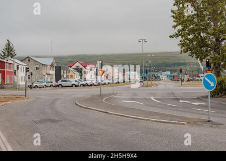 Kreative herzförmige Ampel. Rotes Licht mit Herzsymbol in Akureyri, Island. Eine coole und einladende Sache für Autofahrer, die im q stehen Stockfoto