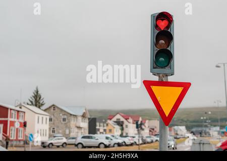 Kreative herzförmige Ampel. Rotes Licht mit Herzsymbol in Akureyri, Island. Eine coole und einladende Sache für Autofahrer, die im q stehen Stockfoto