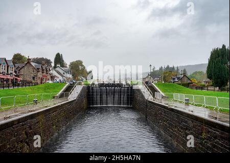 Fort Augustus, Schottland - 19. Oktober 2021: Die geschlossenen Schleusen am Fluss Oich in schottland Stockfoto