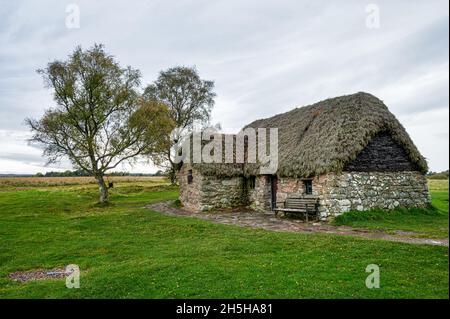 Culloden, Schottland - 19,2021. Oktober: Der strohgedeckte Cotage auf dem Schlachtfeld von Culloden in Schottland Stockfoto