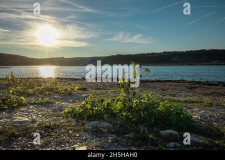 Froschansicht des Tar-Kanals in Kroatien, wo der Fluss Mirna an einem Sommertag in die Adria fließt. Sichtbare Lagune. Stockfoto