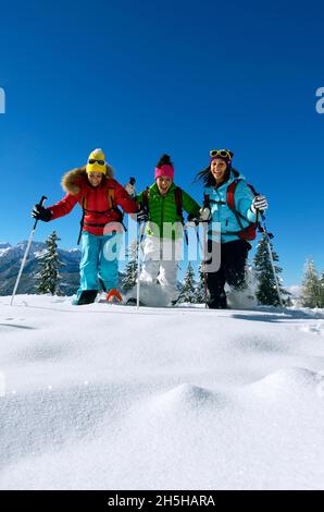 FRANKREICH, LA PLAGNE, SAVOY ( 73 ), TEENAGER MIT SCHNEESCHUHEN Stockfoto