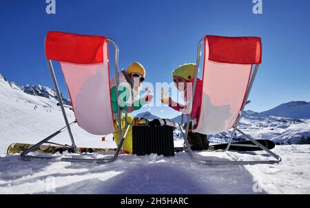 FRANKREICH, LA PLAGNE, SAVOY ( 73 ), ETWAS RUHE IN EINEM HÖHENRESTAURANT Stockfoto