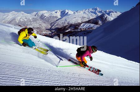 FRANKREICH, LA PLAGNE, SAVOY ( 73 ), SKI AUF DER STRECKE FRÜH AM MORGEN, AUF DEM RÜCKEN DER MONT BLANC Stockfoto