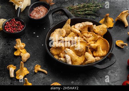 Pasta Pfifferlinge Pilze Zutaten Set, auf schwarzem rustikalen Tisch Hintergrund Stockfoto