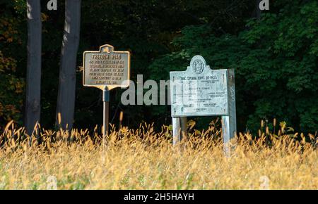 Die Freedom Road und der Storm King Bypass - zwei historische Gedenkpunkte an einem Aussichtspunkt auf der Route 9W am Storm King Mountain. Cornwall, NY Stockfoto