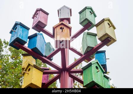 Viele bunte Vogelhäuser. Bunte Vogelhäuser im Park. Das Leben in der Nachbarschaft. Nistzeit Stockfoto