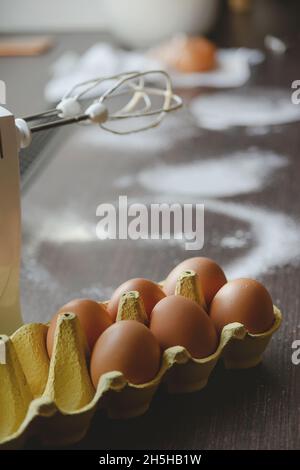 Eier, Mehl und Mixer in der heimischen Küche für Torten und Desserts für die Familie. Stockfoto