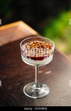 Granola Beere Kleinigkeit Dessert in einem schicken Glas Stockfoto