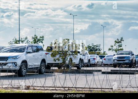 Auto zur Miete auf dem Parkplatz des Flughafens geparkt. Gebrauchtwagen für die Vermietung Business-Service. Parkplatz im Freien mit Stacheldrahtzaun für die Sicherheit. Stockfoto