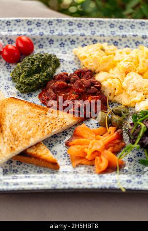 Serviert rustikales Frühstück mit Spiegeleiern Stockfoto