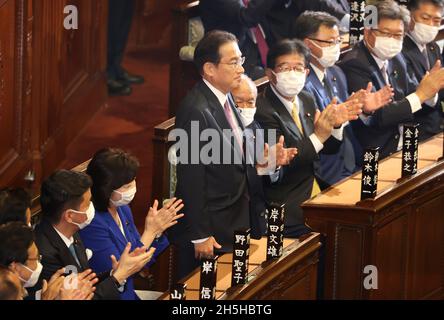 Tokio, Japan. November 2021. Der japanische Premierminister Fumio Kishida reagiert darauf, als er nach einer Parlamentswahl am Mittwoch, den 10 2021. November, auf der Plenarsitzung des Unterhauses beim Nationaldiät in Tokio wieder zum Premierminister ernannt wurde. Quelle: Yoshio Tsunoda/AFLO/Alamy Live News Stockfoto