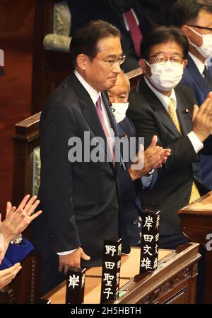 Tokio, Japan. November 2021. Der japanische Premierminister Fumio Kishida reagiert darauf, als er nach einer Parlamentswahl am Mittwoch, den 10 2021. November, auf der Plenarsitzung des Unterhauses beim Nationaldiät in Tokio wieder zum Premierminister ernannt wurde. Quelle: Yoshio Tsunoda/AFLO/Alamy Live News Stockfoto