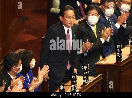 Tokio, Japan. November 2021. Der japanische Premierminister Fumio Kishida reagiert darauf, als er nach einer Parlamentswahl am Mittwoch, den 10 2021. November, auf der Plenarsitzung des Unterhauses beim Nationaldiät in Tokio wieder zum Premierminister ernannt wurde. Quelle: Yoshio Tsunoda/AFLO/Alamy Live News Stockfoto