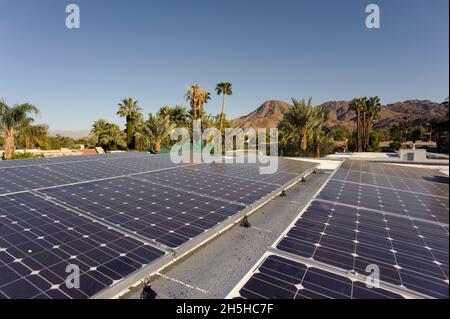 Dachsolaranlagen auf einem modernen Wüstenhaus in Palm Springs, Kalifornien Stockfoto