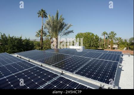 Dachsolaranlagen auf einem modernen Wüstenhaus in Palm Springs, Kalifornien Stockfoto