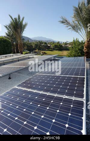 Dachsolaranlagen auf einem modernen Wüstenhaus in Palm Springs, Kalifornien Stockfoto
