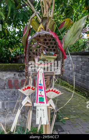 Balinesisches Hindu-Webet mit Altardekoration, Lamak und Gantung-Gantungan für Galungan-Feiern. Insel Bali, Indonesien. Vertikales Bild. Stockfoto