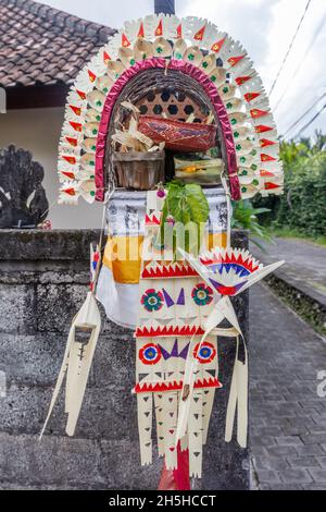 Balinesisches Hindu-Webet mit Altardekoration, Lamak und Gantung-Gantungan für Galungan-Feiern. Insel Bali, Indonesien. Vertikales Bild. Stockfoto