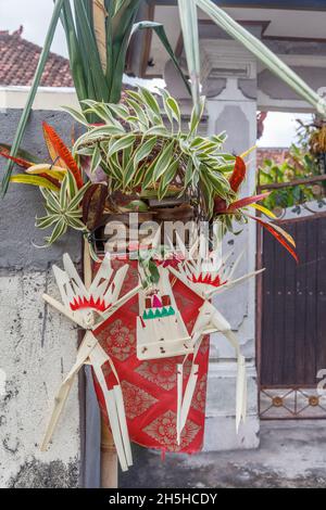 Balinesisches Hindu-Webet mit Altardekoration, Lamak und Gantung-Gantungan für Galungan-Feiern. Insel Bali, Indonesien. Vertikales Bild. Stockfoto