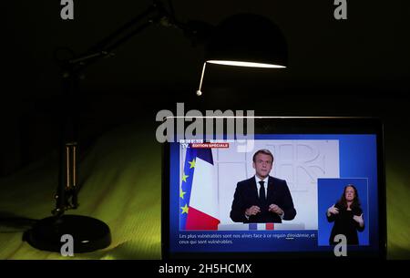 Paris, Frankreich. November 2021. Der französische Präsident Emmanuel Macron ist bei einer Fernsehansprache in Paris, Frankreich, am 9. November 2021 abgebildet. Macron kündigte am Dienstagabend an, dass Frankreich den Bau von Kernreaktoren wieder ankurbeln werde, um „Frankreichs Energieunabhängigkeit zu garantieren“. Kredit: Gao Jing/Xinhua/Alamy Live Nachrichten Stockfoto