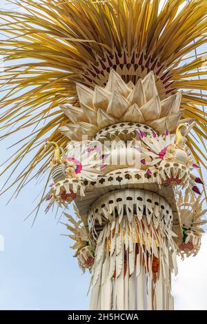 Details zu Penjor - Reethrapfstangen aus Bambus für Galungan Celebration, Bali Island, Indonesien. Vertikales Bild. Stockfoto