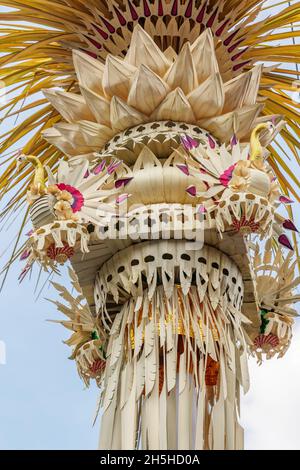 Details zu Penjor - Reethrapfstangen aus Bambus für Galungan Celebration, Bali Island, Indonesien. Vertikales Bild. Stockfoto