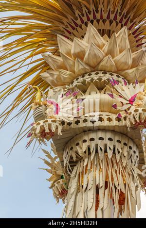 Details zu Penjor - Reethrapfstangen aus Bambus für Galungan Celebration, Bali Island, Indonesien. Vertikales Bild. Stockfoto