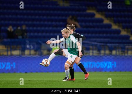 KHARKIV, UKRAINE - 9. NOVEMBER 2021: Das Spiel Women Champions League WFC Kharkiv gegen WFC Breidablik Stockfoto