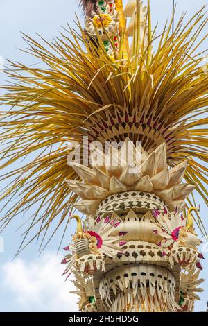 Details zu Penjor - Reethrapfstangen aus Bambus für Galungan Celebration, Bali Island, Indonesien. Vertikales Bild. Stockfoto