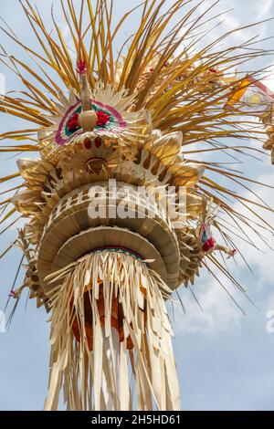 Details zu Penjor - Reethrapfstangen aus Bambus für Galungan Celebration, Bali Island, Indonesien. Vertikales Bild. Stockfoto