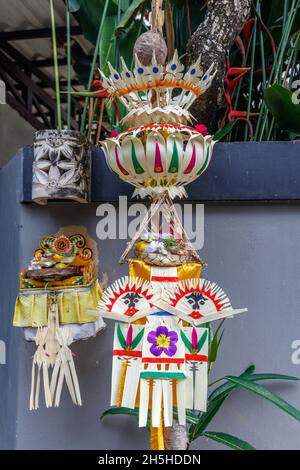 Balinesisches Hindu-Webet mit Altardekoration, Lamak und Gantung-Gantungan für Galungan-Feiern. Insel Bali, Indonesien. Vertikales Bild. Stockfoto