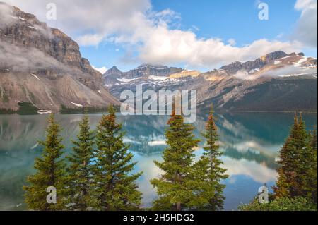 Die Rocky Mountains am Bow Lake an einem Sommermorgen, Banff National Park, Alberta, Kanada. Stockfoto