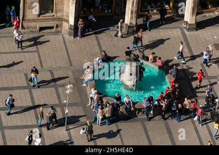 22. Mai 2019 München, Deutschland - Fischbrunnen am Marienplatz, Blick vom Peterskirche-Turm Stockfoto