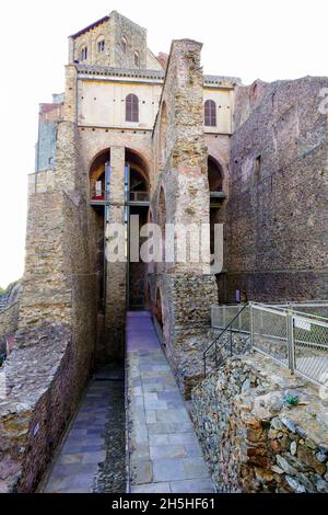 Spektakuläres Kloster San Michele Kloster di Torino (Sacra Di San Michele), Sant'Ambrogio di Torino, Piemont, Italien. Ein berühmtes Kloster der Legende A Stockfoto