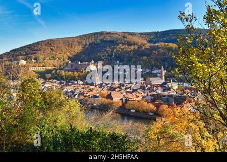 Heidelberg, Deutschland - November 2021: Blick vom Philosophenweg über die Altstadt mit Odenwald und Schloss im schönen Herbst Stockfoto