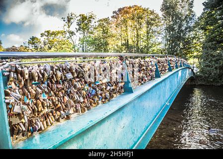 Love Locks auf der Brücke über den Fluss Wye in Bakewell Stockfoto