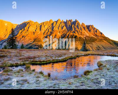 Mandlwaende bei Sonnenaufgang, gefrorener Bergsee vor dem Haus, Mandlwand, Hochkönig, Berchtesgadener Alpen, Mühlbach am Hochkönig, Pongau, Salzburg, Österreich Stockfoto