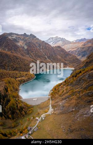 Blick auf den Lago dei Cavalli und seinen Damm mit dem Pizzo d'Andolla. Alpe Cheggio, Valle Antrona, Piemont, Verbano Cusio Ossola, Italien. Stockfoto