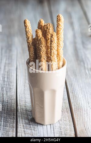 Grissini-Paniermehl. Brotsticks mit Sesamsamen in der Tasse. Stockfoto