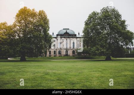 20. Mai 2019 Dresden, Deutschland - Japanisches Palais, das Gebäude und der formale Garten Stockfoto